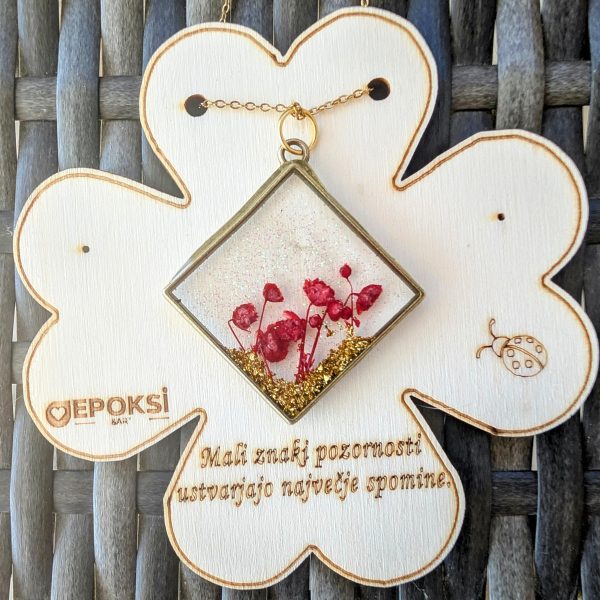 Obesek z verižico s suhim cvetjem – ujet trenutek naravne lepote 🌸✨