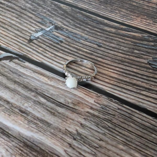 Večna eleganca – srebrn diamantni prstan z materinim mlekom 💎🤍💍